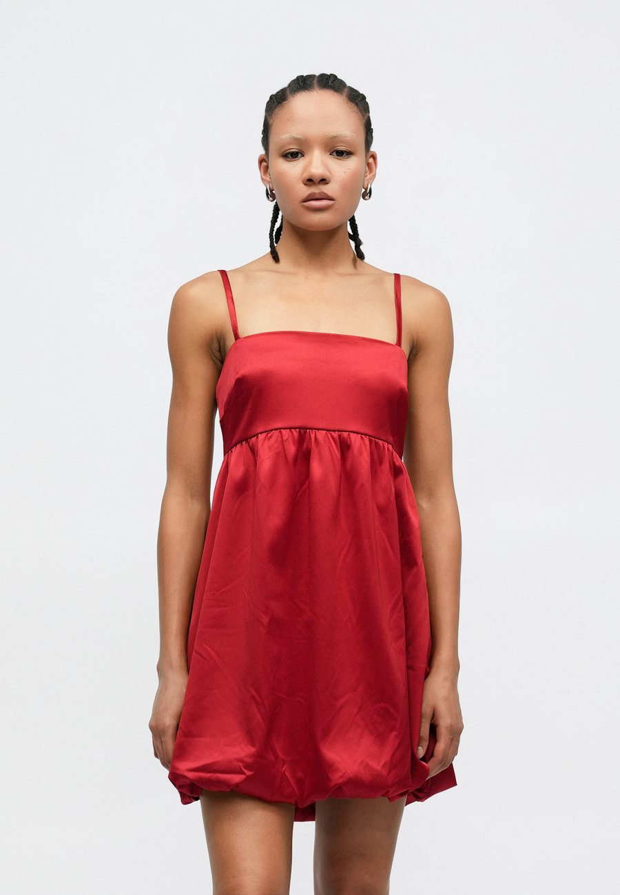 Платье GAP EMPIRE BUBBLE MINI DRESS, Sled/Red
Платье GAP EMPIRE BUBBLE MINI DRESS, Sled/Red