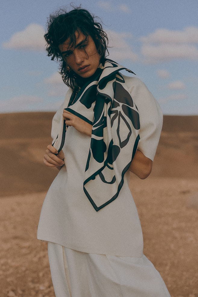 Приталенная рубашка из тонкого трикотажа H&M, белый 
Приталенная рубашка из тонкого трикотажа H&M, белый