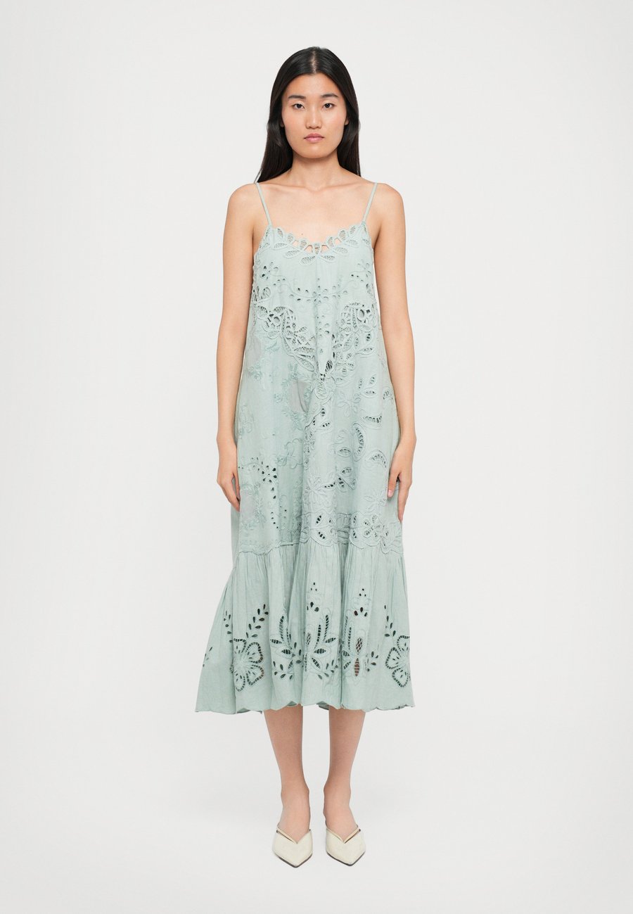 Платье Sea IYLA SOUTACHE SLIP MIDI DRESS, Blue/Light Blue
Платье Sea IYLA SOUTACHE SLIP MIDI DRESS, Blue/Light Blue