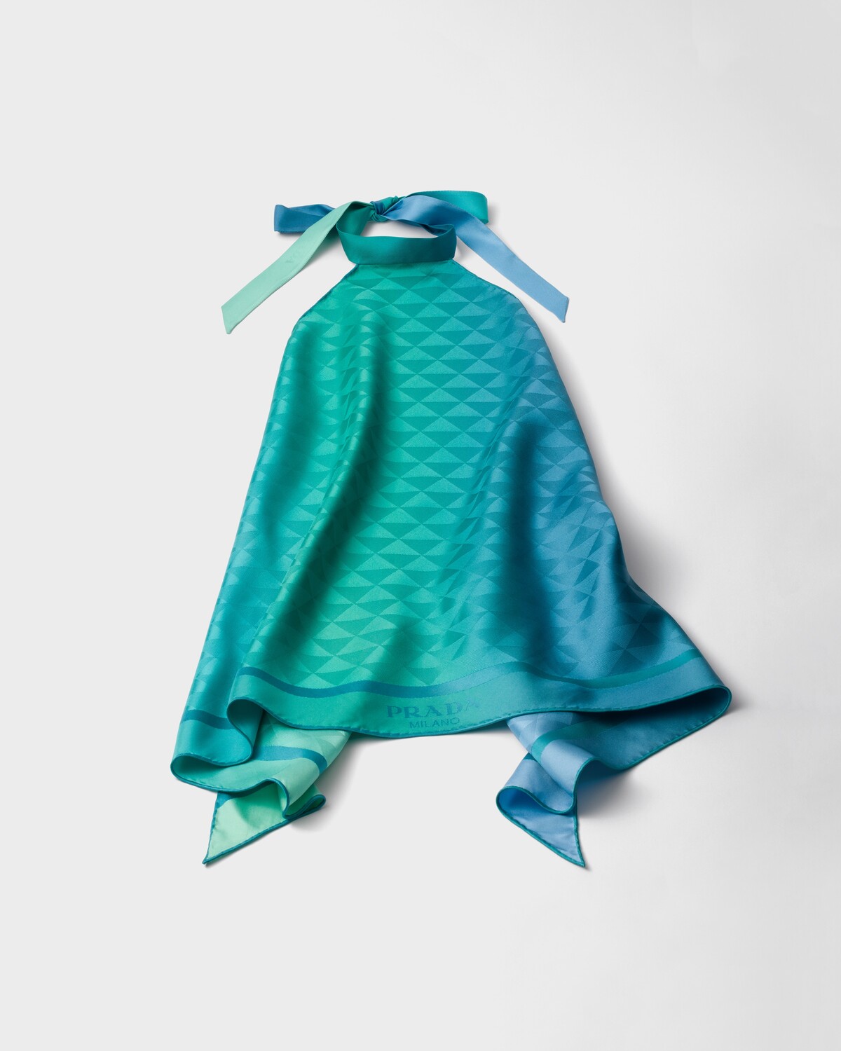 Топ-халтер из шелкового твила с принтом Prada, бирюзовый
Топ-халтер из шелкового твила с принтом Prada, бирюзовый