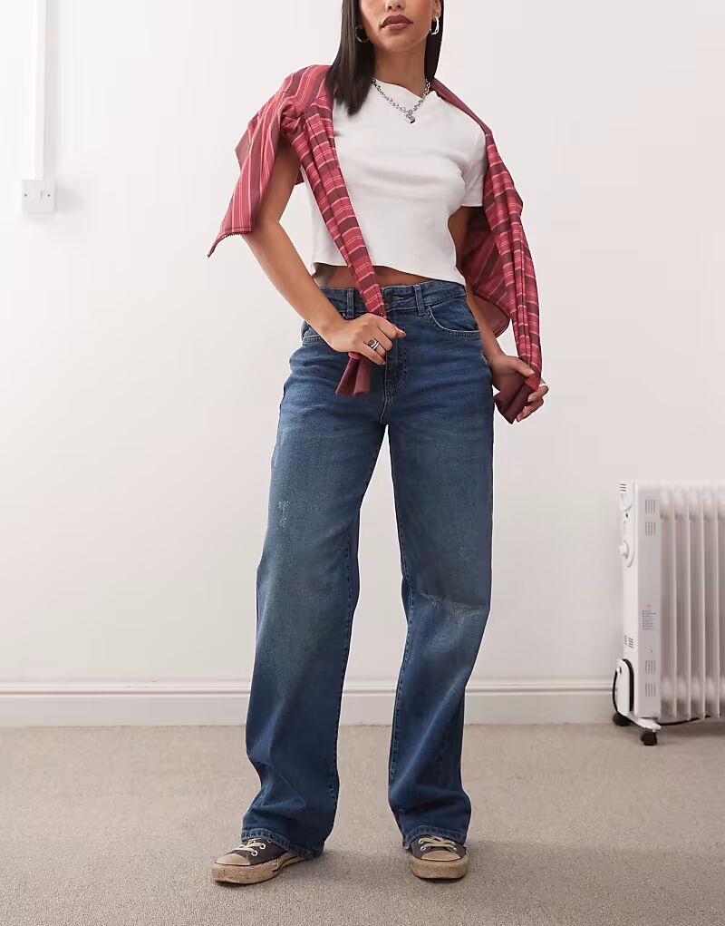 Джинсы Noisy May Josie с высокой талией и потертостями, средне-синего цвета
Джинсы Noisy May Josie с высокой талией и потертостями, средне-синего цвета