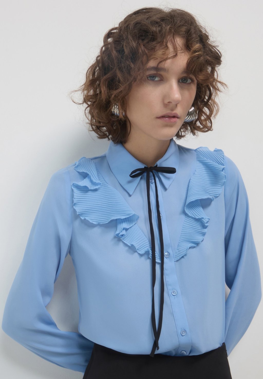 Блузка на пуговицах CON FRILL PLISSETTATO Calliope, светло-голубой
Блузка на пуговицах CON FRILL PLISSETTATO Calliope, светло-голубой