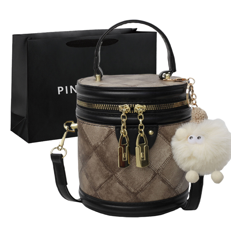 PINK·LAND Женская сумка через плечо с одним ремнем, Black & Khaki & White Pompom Charm
PINK·LAND Женская сумка через плечо с одним ремнем, Black & Khaki & White Pompom Charm