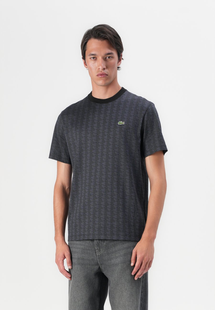 Футболка Lacoste Print T-shirt, Graphite Sombre/Black/Black, Черный, Футболка Lacoste Print T-shirt, Graphite Sombre/Black/Black
Футболка Lacoste Print T-shirt, Graphite Sombre/Black/Black, Черный, Футболка Lacoste Print T-shirt, Graphite Sombre/Black/Black