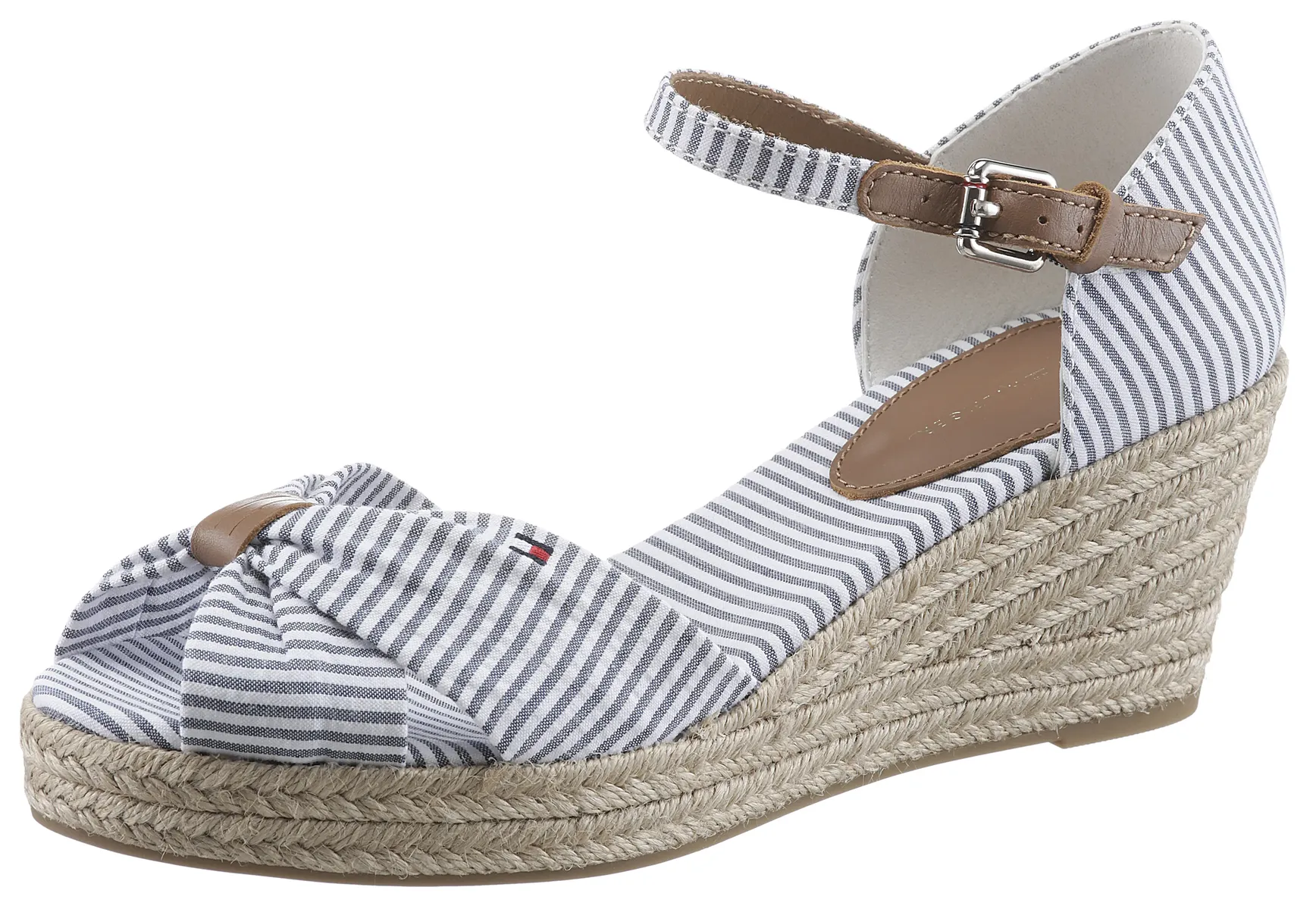 Босоножки Tommy Hilfiger на танкетке HIGH WEDGE SEERSUCKER с вышитым логотипом-флажком, джинсовый
Босоножки Tommy Hilfiger на танкетке HIGH WEDGE SEERSUCKER с вышитым логотипом-флажком, джинсовый