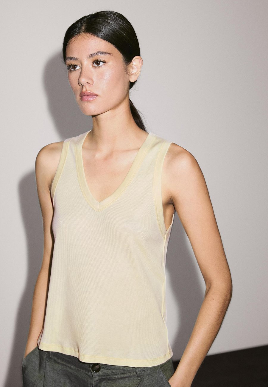 Футболка Massimo Dutti RIBBED V-NECK WITH THICK STRAPS, Light Yellow
Футболка Massimo Dutti RIBBED V-NECK WITH THICK STRAPS, Light Yellow