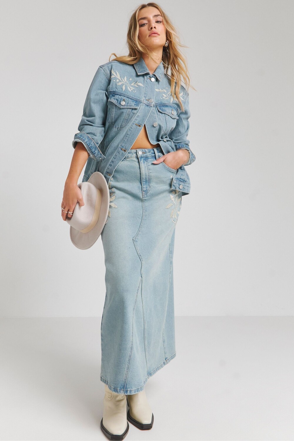 Джинсовая юбка макси в стиле вестерн с вышивкой Simply Be, синий
Джинсовая юбка макси в стиле вестерн с вышивкой Simply Be, синий