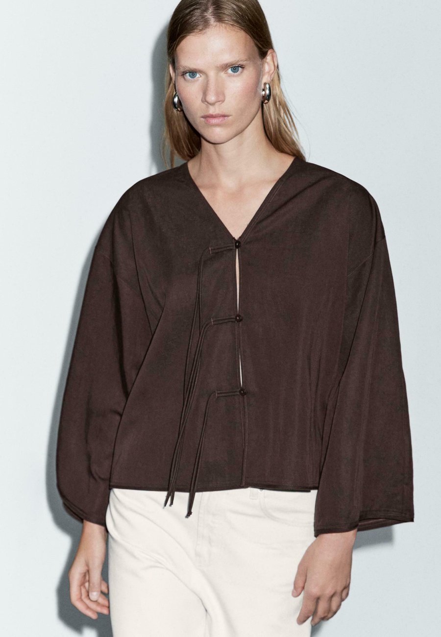 Блуза Massimo Dutti CROPPED GARMENT WITH DRAWSTRING DETAIL, Dark Brown
Блуза Massimo Dutti CROPPED GARMENT WITH DRAWSTRING DETAIL, Dark Brown
