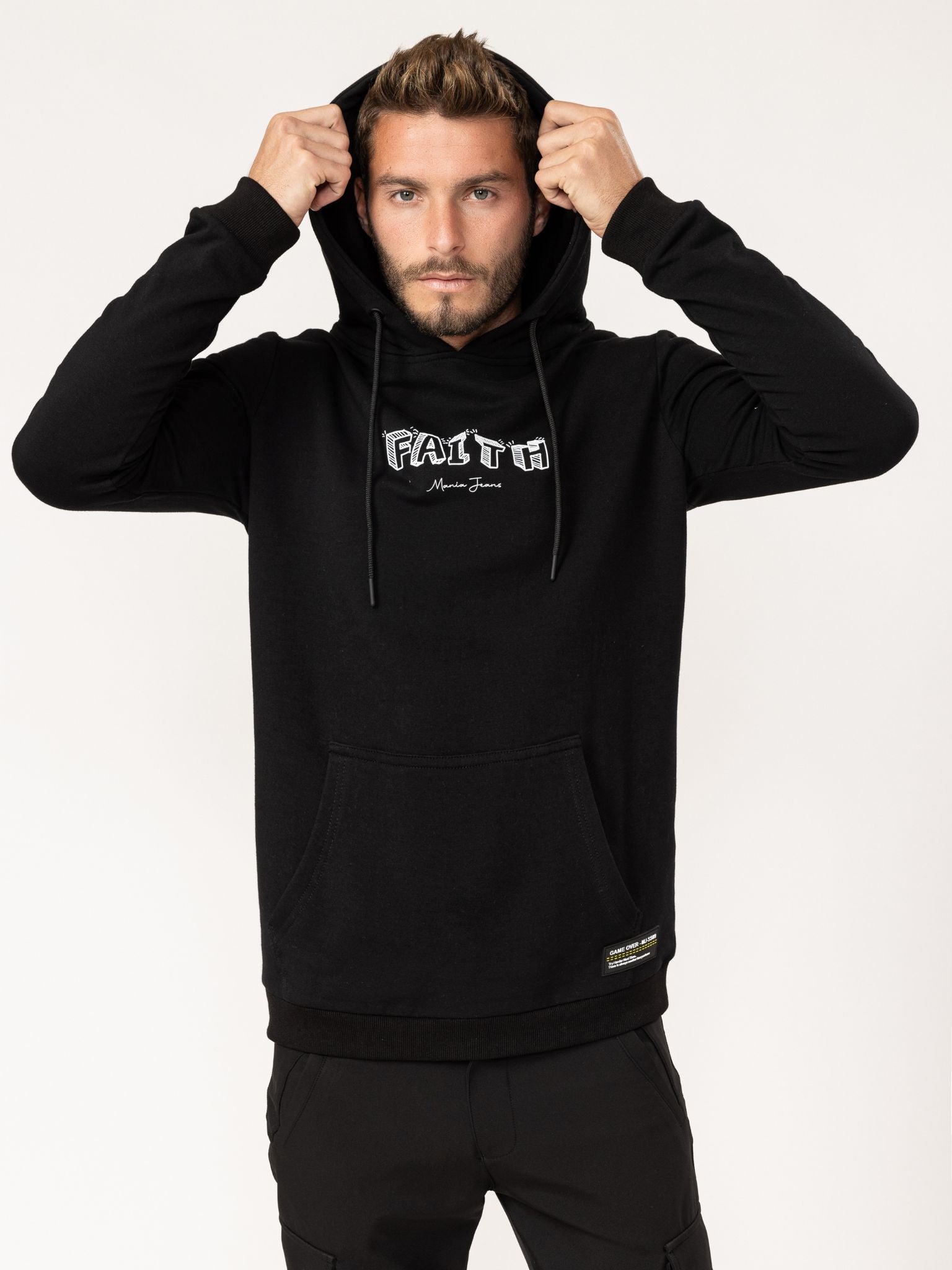 БАЗОВАЯ ТОЛСТОВКА С КАПЮШОНОМ Mania Jeans, черный 
БАЗОВАЯ ТОЛСТОВКА С КАПЮШОНОМ Mania Jeans, черный