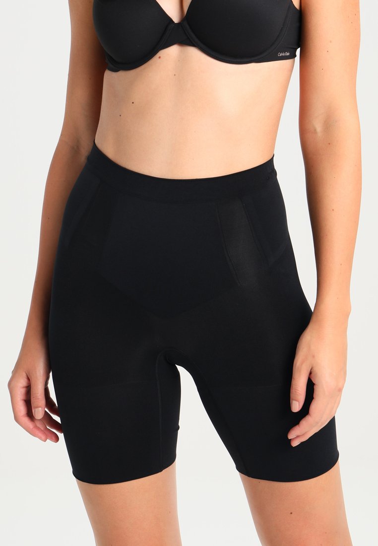 Корректирующее белье ONCORE MID-THIGH SHORT Spanx, черный
Корректирующее белье ONCORE MID-THIGH SHORT Spanx, черный