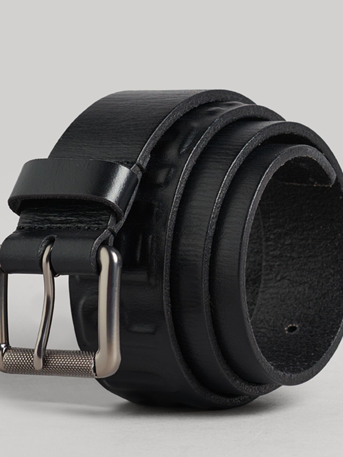 Винтажный фирменный ремень Superdry, черный тиснение
Винтажный фирменный ремень Superdry, черный тиснение