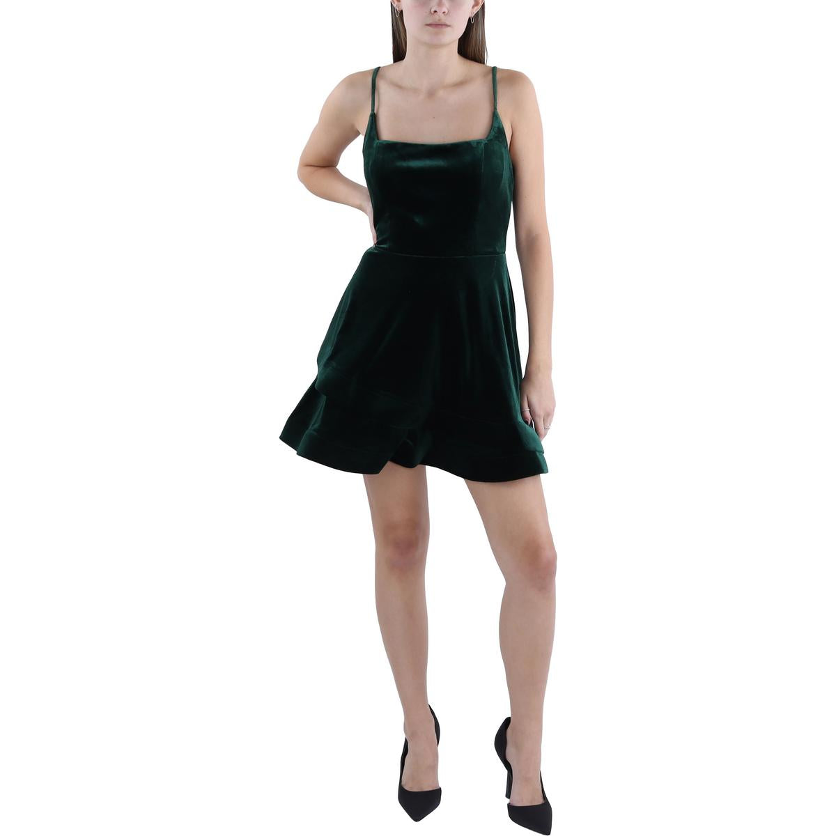 Короткое мини-платье из бархата для женщин Juniors B. Darlin, цвет hunter
Короткое мини-платье из бархата для женщин Juniors B. Darlin, цвет hunter