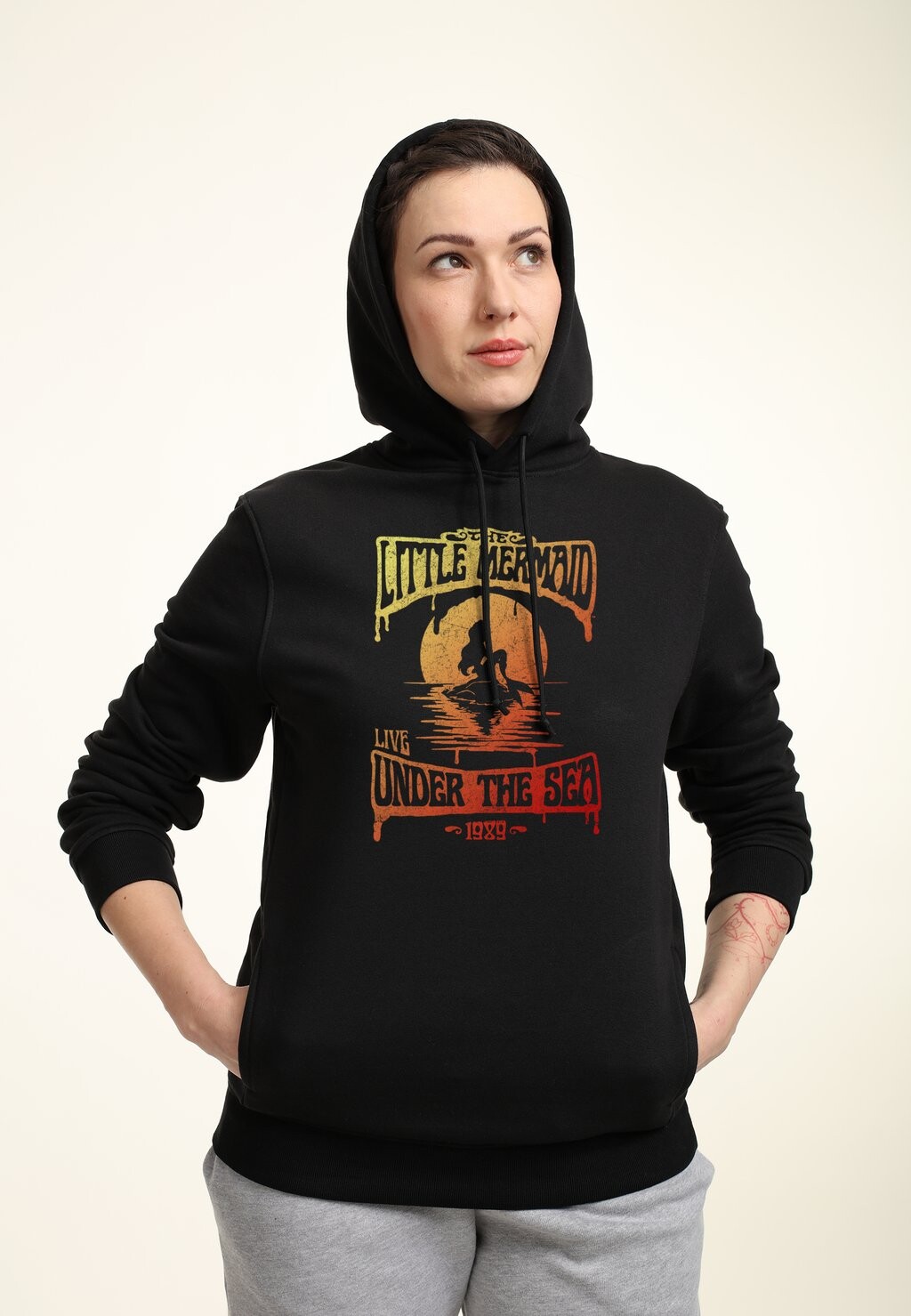 Толстовка с капюшоном THE LITTLE MERMAID ARIEL HOMBRE Disney, черный 
Толстовка с капюшоном THE LITTLE MERMAID ARIEL HOMBRE Disney, черный