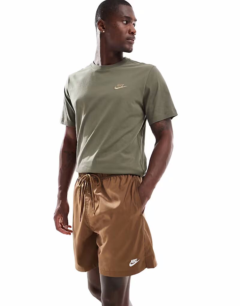 Коричневые шорты Nike Club
Коричневые шорты Nike Club