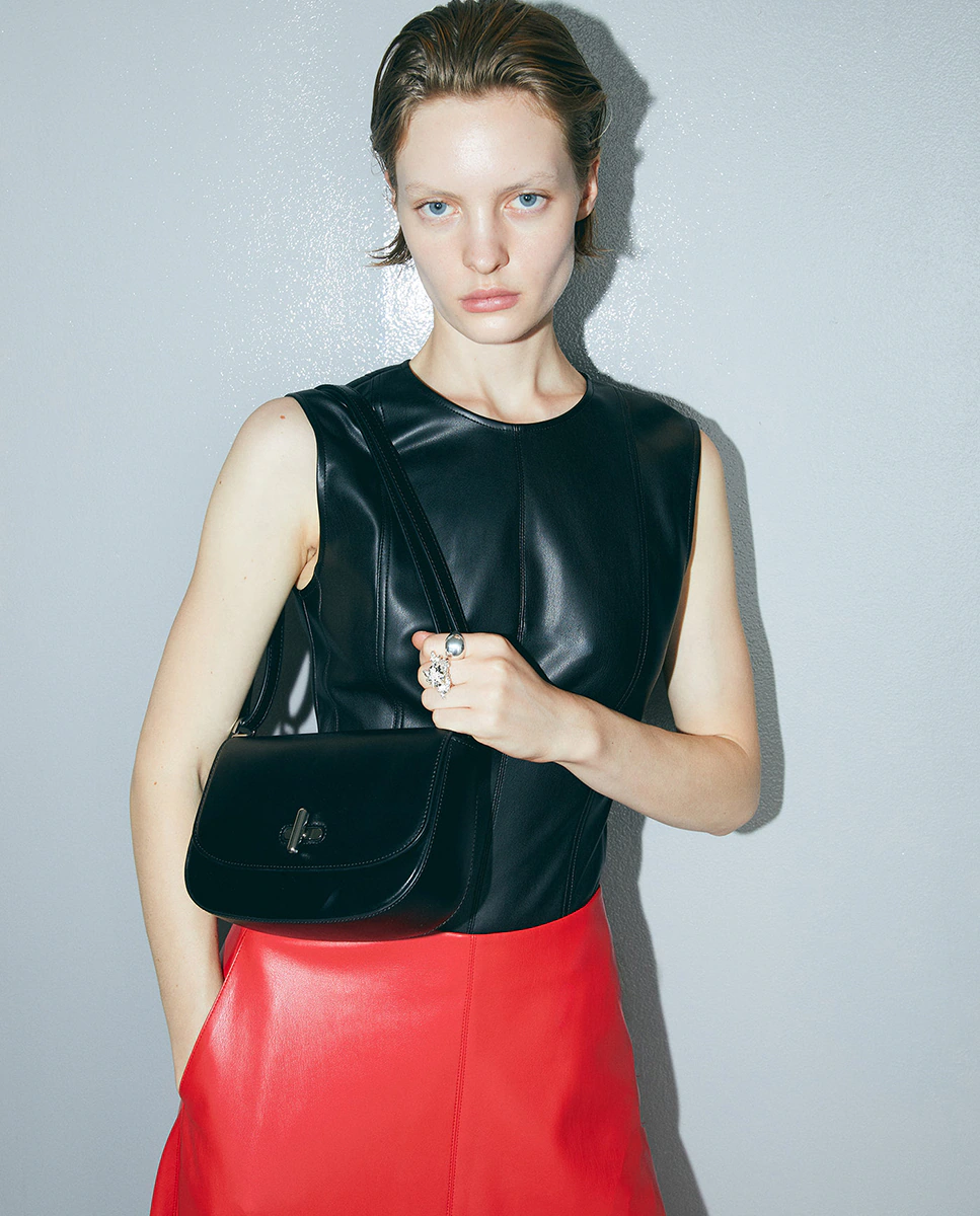 Жесткая сумка с вышивкой Sfera, черный
Жесткая сумка с вышивкой Sfera, черный