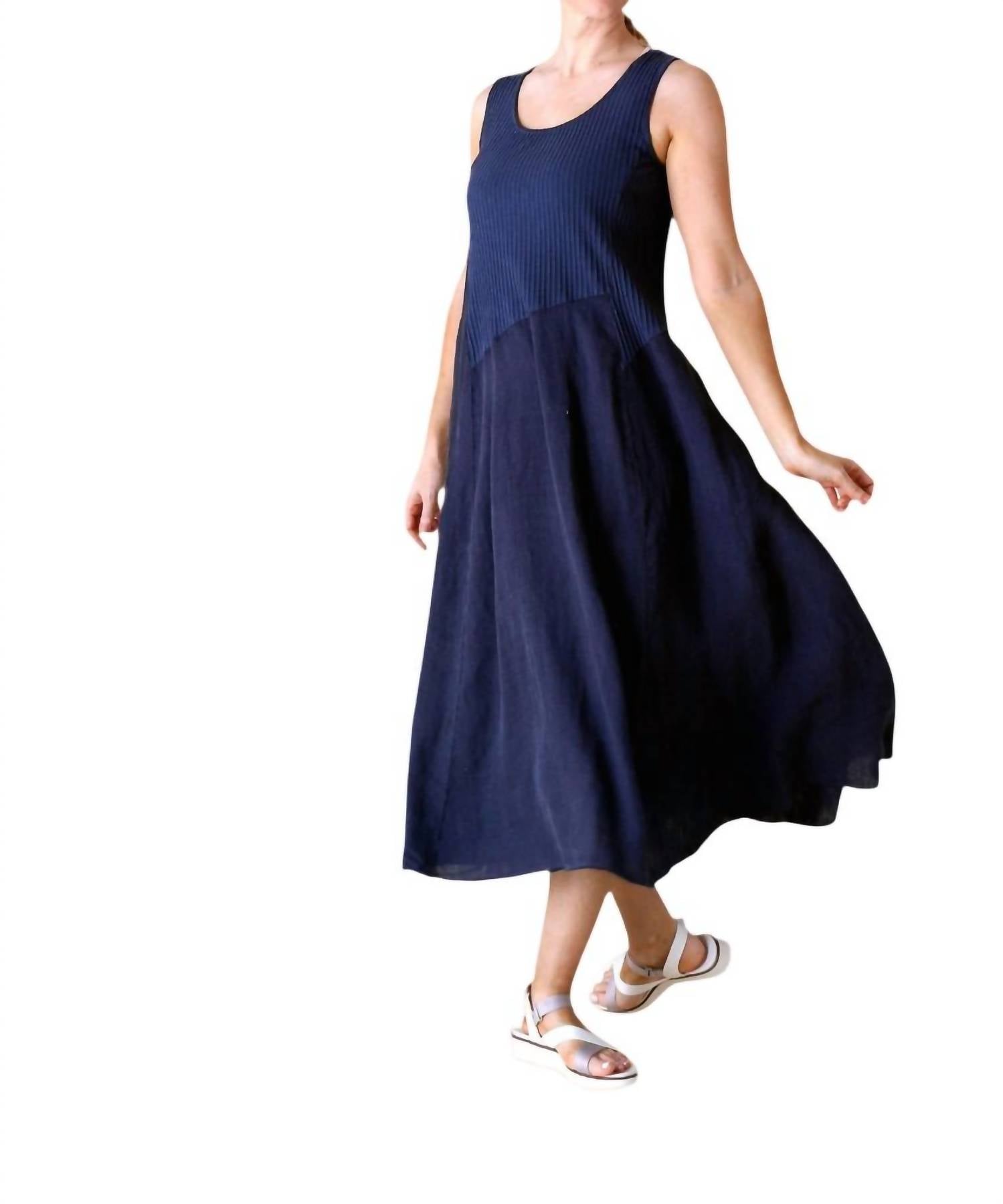 Платье-миди с завязками в чернильном цвете Fenini
Платье-миди с завязками в чернильном цвете Fenini