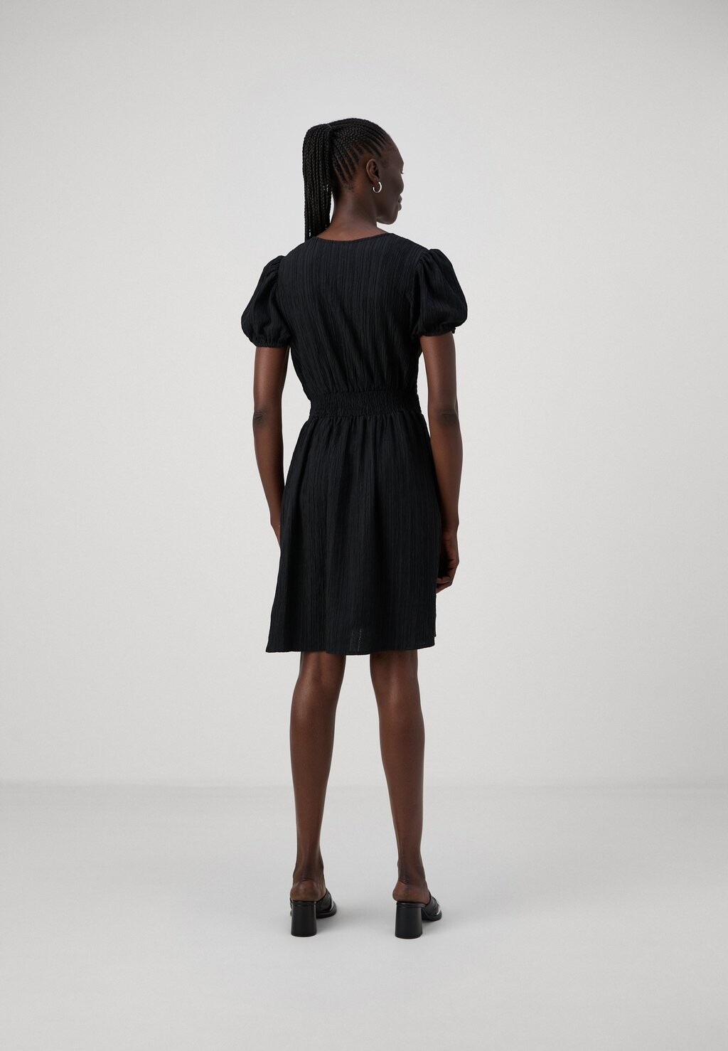 Повседневное платье VMANDREA V NECK SHORT DRESS Vero Moda, черный
Повседневное платье VMANDREA V NECK SHORT DRESS Vero Moda, черный