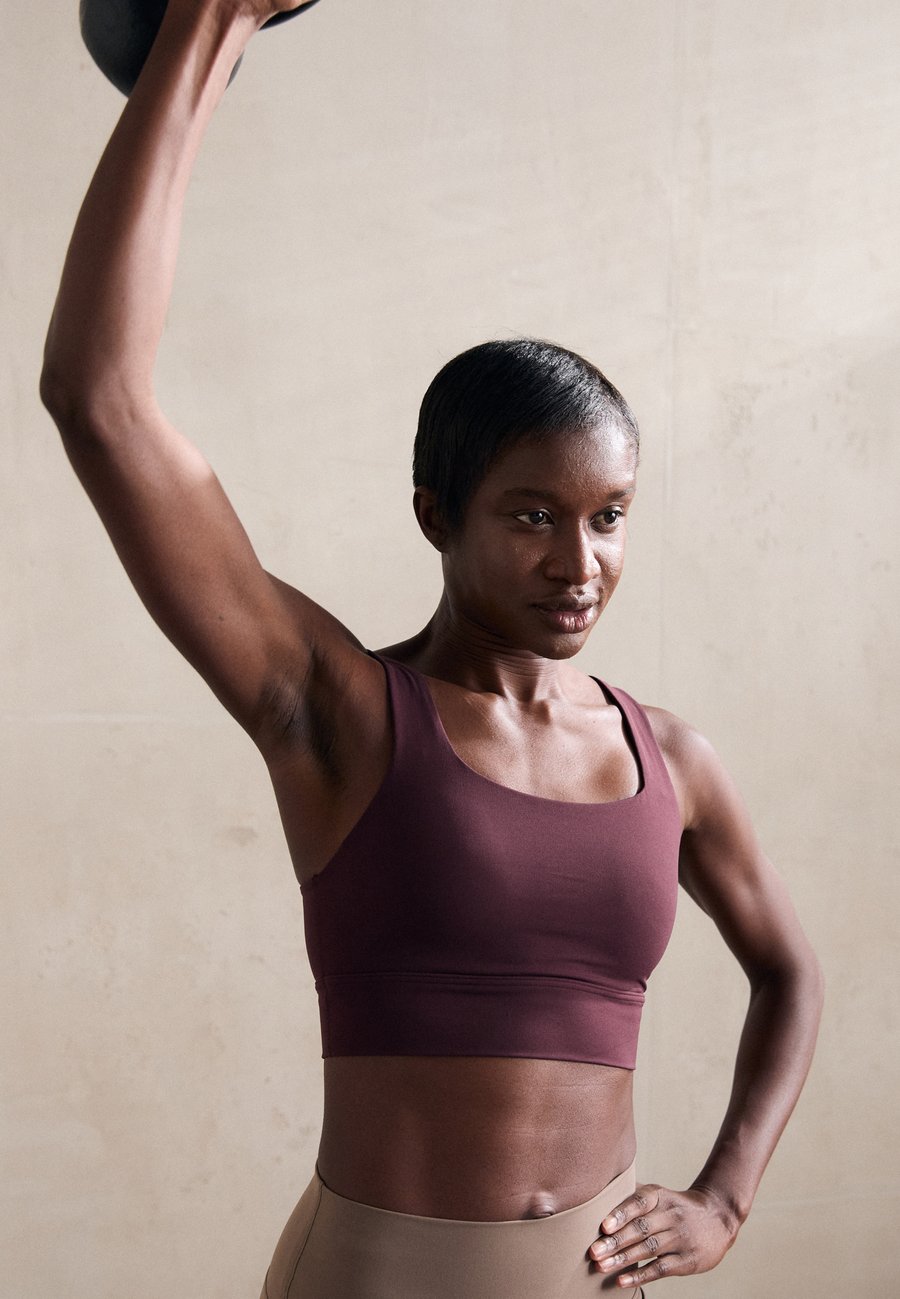 Бюстгальтер Nike Performance ALATE ELLIPSE, Burgundy Crush/Sail/Bordeaux
Бюстгальтер Nike Performance ALATE ELLIPSE, Burgundy Crush/Sail/Bordeaux