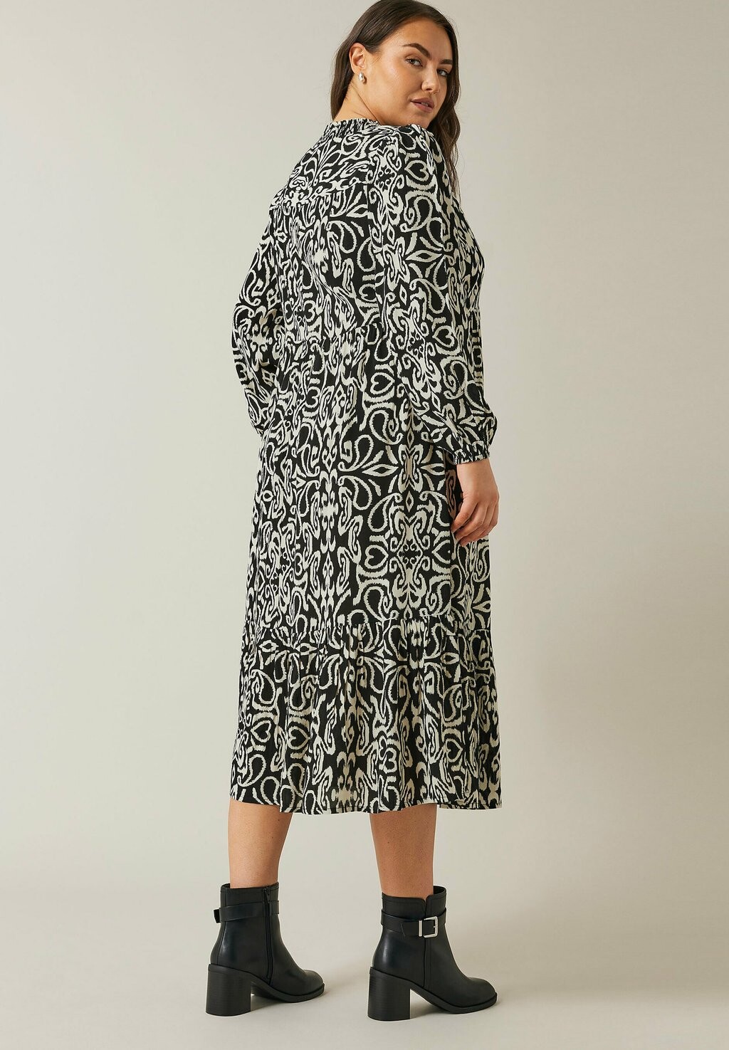 Повседневное платье ABSTRACT TIERED Evans, черный
Повседневное платье ABSTRACT TIERED Evans, черный