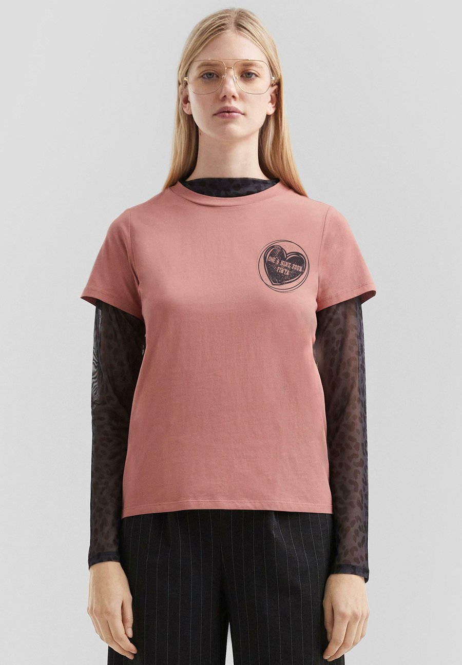 Футболка QS MIT KLEINEM FRONTPRINT, Altrosa/Pink, Розовый, Футболка QS MIT KLEINEM FRONTPRINT, Altrosa/Pink
Футболка QS MIT KLEINEM FRONTPRINT, Altrosa/Pink, Розовый, Футболка QS MIT KLEINEM FRONTPRINT, Altrosa/Pink
