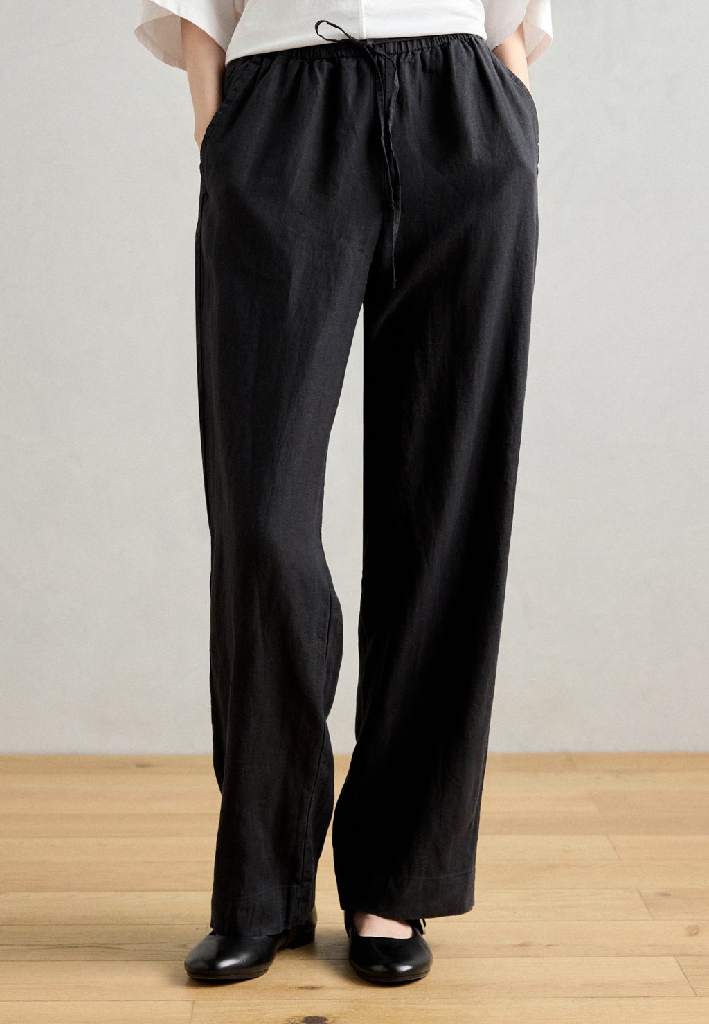Брюки PANTS JOGGER STYLE STRAIGHT LEG MEDIUM WAIST DRAWSTRING AT WAIST Marc O'Polo, Black
Брюки PANTS JOGGER STYLE STRAIGHT LEG MEDIUM WAIST DRAWSTRING AT WAIST Marc O'Polo, Black