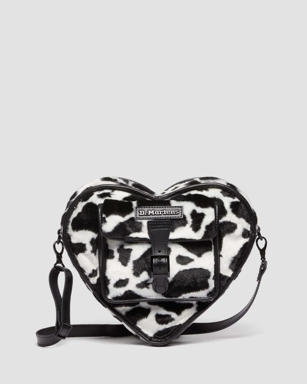Рюкзак из искусственного меха с принтом коровы в форме сердца Dr. Martens, цвет Black+White — Cow Print + Kiev
Рюкзак из искусственного меха с принтом коровы в форме сердца Dr. Martens, цвет Black+White — Cow Print + Kiev