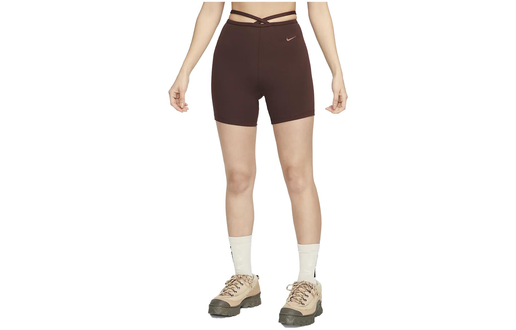 Женские спортивные шорты Nike коричнево-красные
Женские спортивные шорты Nike коричнево-красные