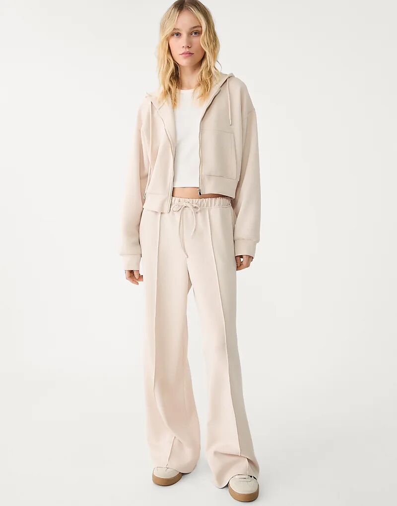 Мягкие на ощупь брюки Stradivarius с декоративными швами цвета камня
Мягкие на ощупь брюки Stradivarius с декоративными швами цвета камня