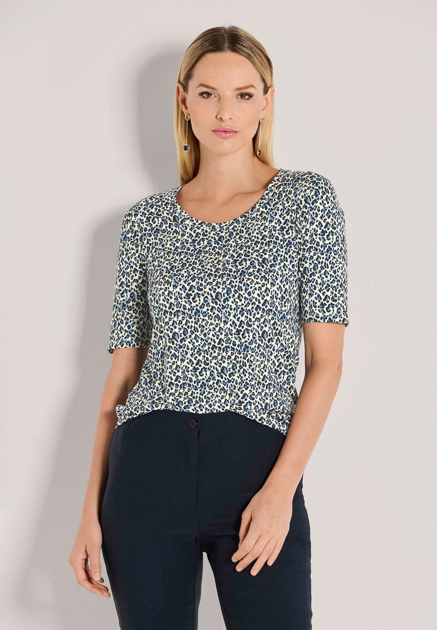 Блуза MADELEINE RUNDHALS MIT UNIKAT-DRUCK, Navy Misty Blue/Blue
Блуза MADELEINE RUNDHALS MIT UNIKAT-DRUCK, Navy Misty Blue/Blue