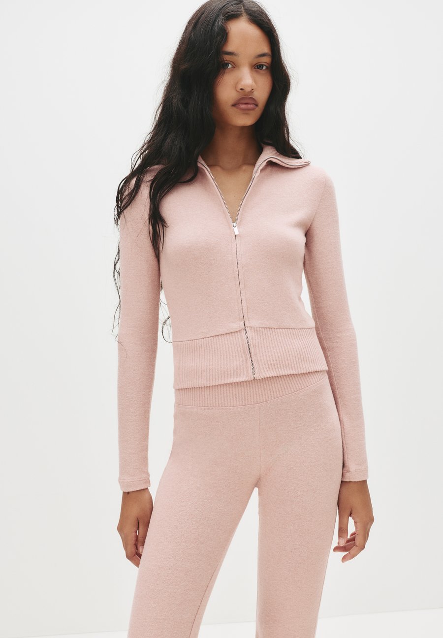 Кардиган PULL&BEAR SOFT TOUCH, Pink
Кардиган PULL&BEAR SOFT TOUCH, Pink
