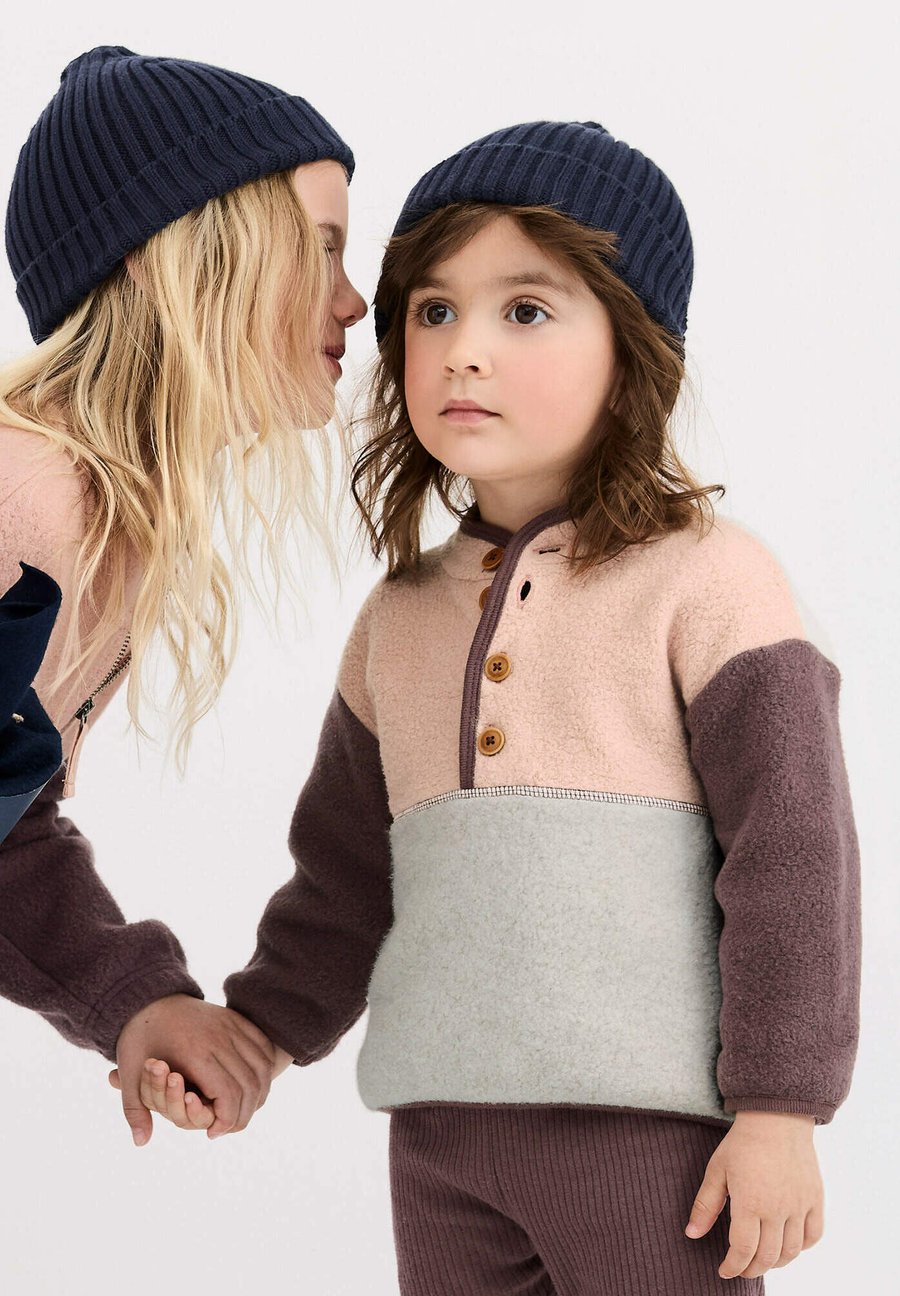 Джемпер Hessnatur TROYER, Brombeersorbet/Mauve
Джемпер Hessnatur TROYER, Brombeersorbet/Mauve