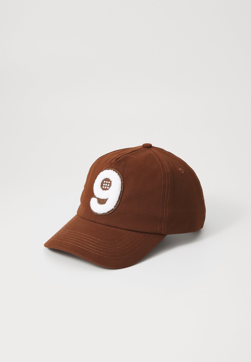 Бейсболка NUMBER 9 UNISEX The New Originals, темно-коричневый
Бейсболка NUMBER 9 UNISEX The New Originals, темно-коричневый