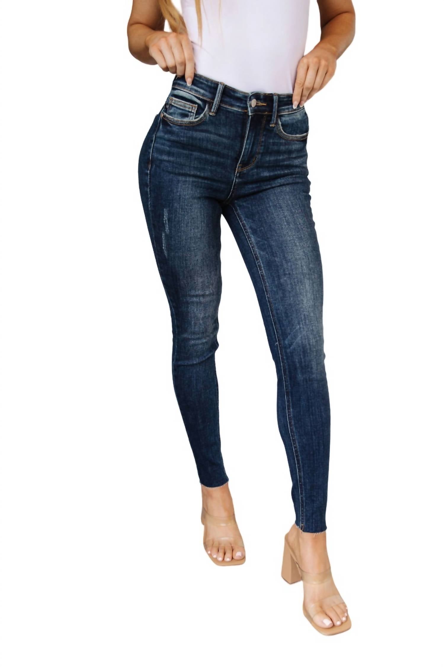 Узкие джинсы средней посадки с необработанным краем в темном винтажном цвете Judy Blue, цвет dark vintage wash
Узкие джинсы средней посадки с необработанным краем в темном винтажном цвете Judy Blue, цвет dark vintage wash