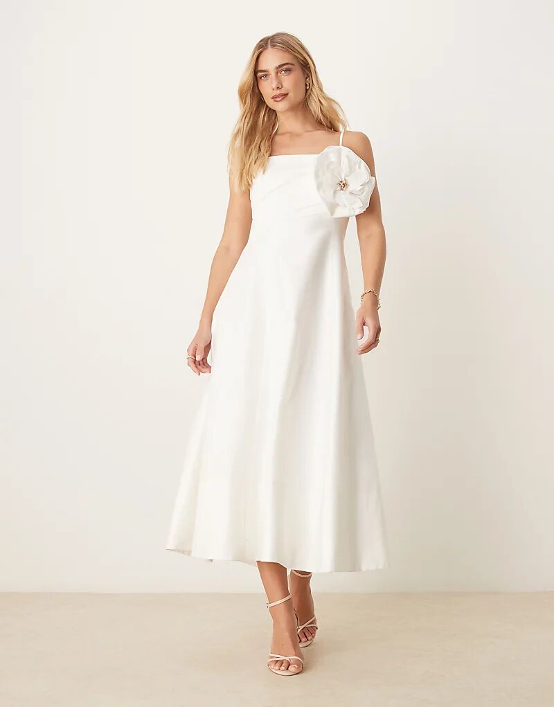 Платье мидакси Forever New с цветочной аппликацией белого цвета
Платье мидакси Forever New с цветочной аппликацией белого цвета