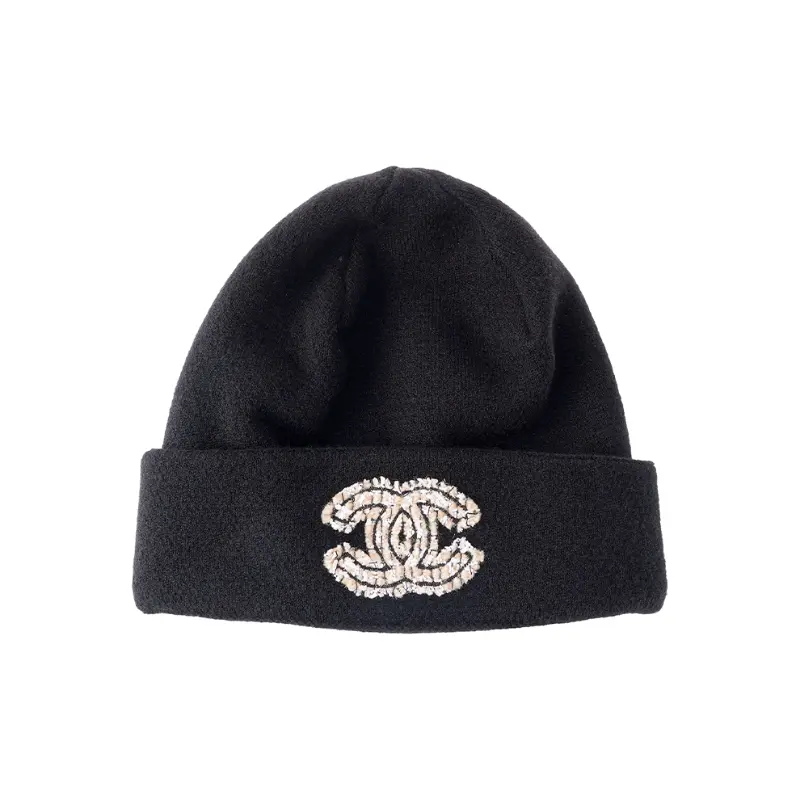 Бежевая вязаная шапка с логотипом CHANEL, черный
Бежевая вязаная шапка с логотипом CHANEL, черный