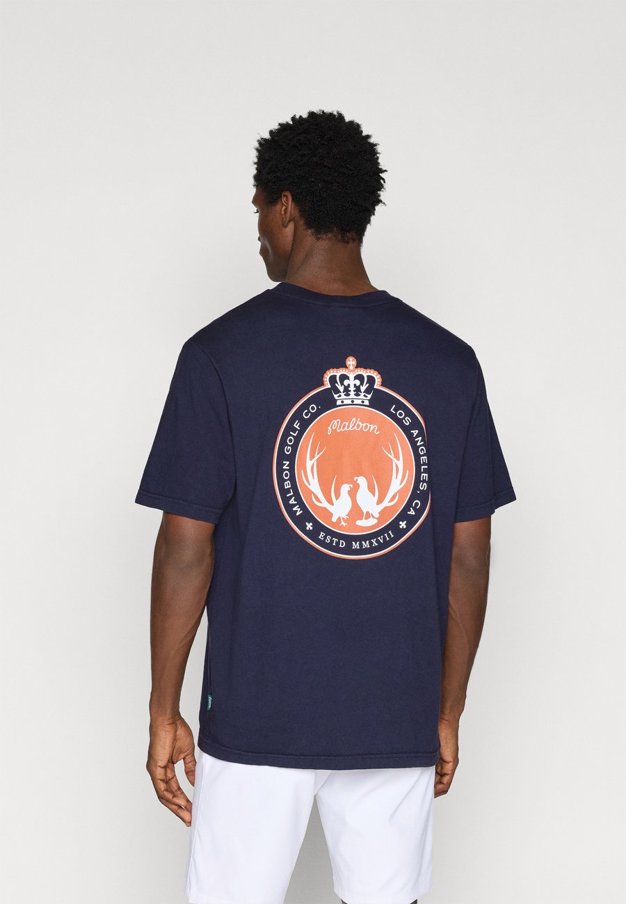 Футболка Malbon OAKWOOD, Navy/Dark Blue, Коричневый, Футболка Malbon OAKWOOD, Navy/Dark Blue
Футболка Malbon OAKWOOD, Navy/Dark Blue, Коричневый, Футболка Malbon OAKWOOD, Navy/Dark Blue