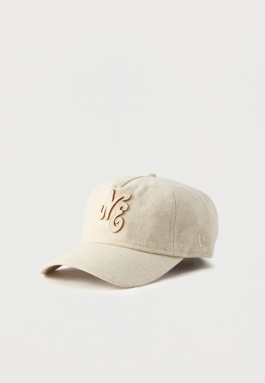 Бейсболка New Era TWENTY MELTON LUXE UNISEX, Stone
Бейсболка New Era TWENTY MELTON LUXE UNISEX, Stone