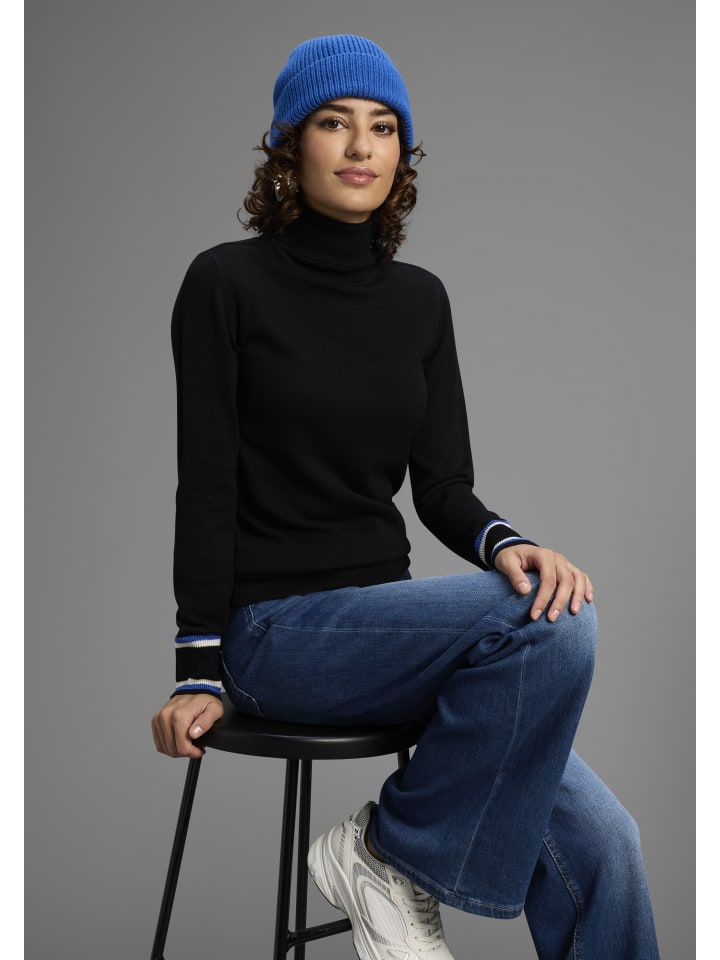 Водолазка черного и синего цвета AJC
Водолазка черного и синего цвета AJC