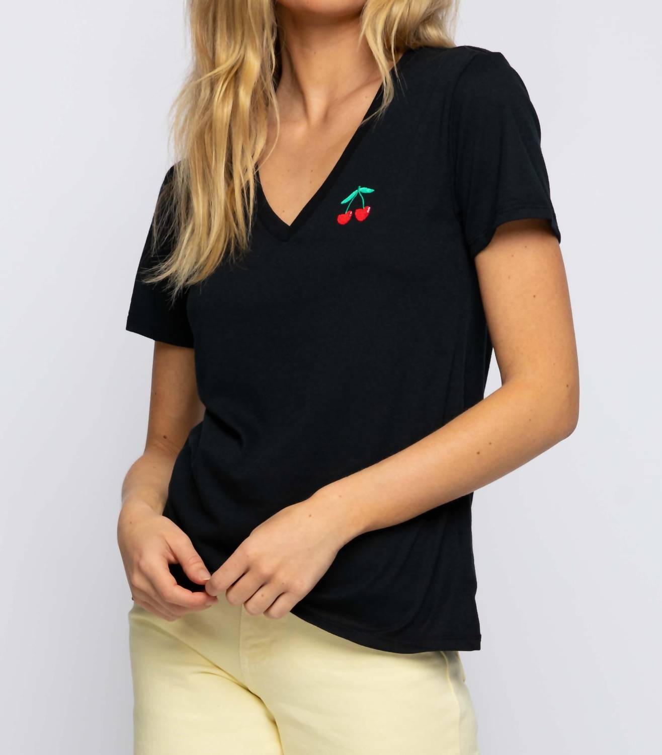 Футболка V-образного выреза Cherry Heart с вышивкой в черном цвете SUBURBAN RIOT
Футболка V-образного выреза Cherry Heart с вышивкой в черном цвете SUBURBAN RIOT