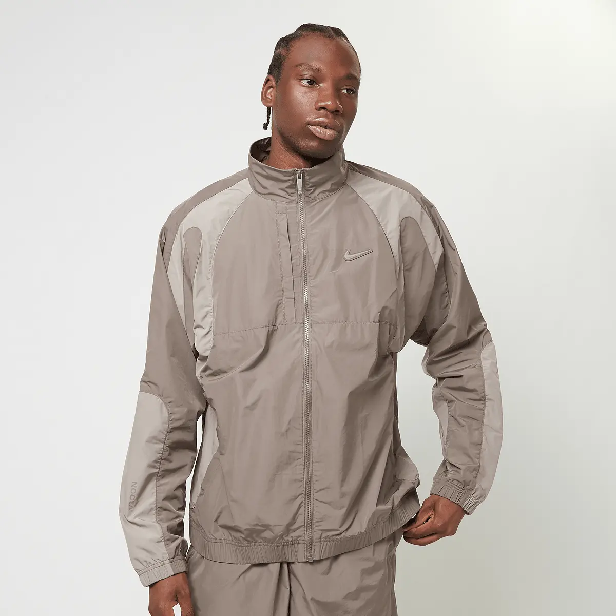 Куртка Nike Nocta NRG Track Jacket Woven, коричневый 
Куртка Nike Nocta NRG Track Jacket Woven, коричневый
