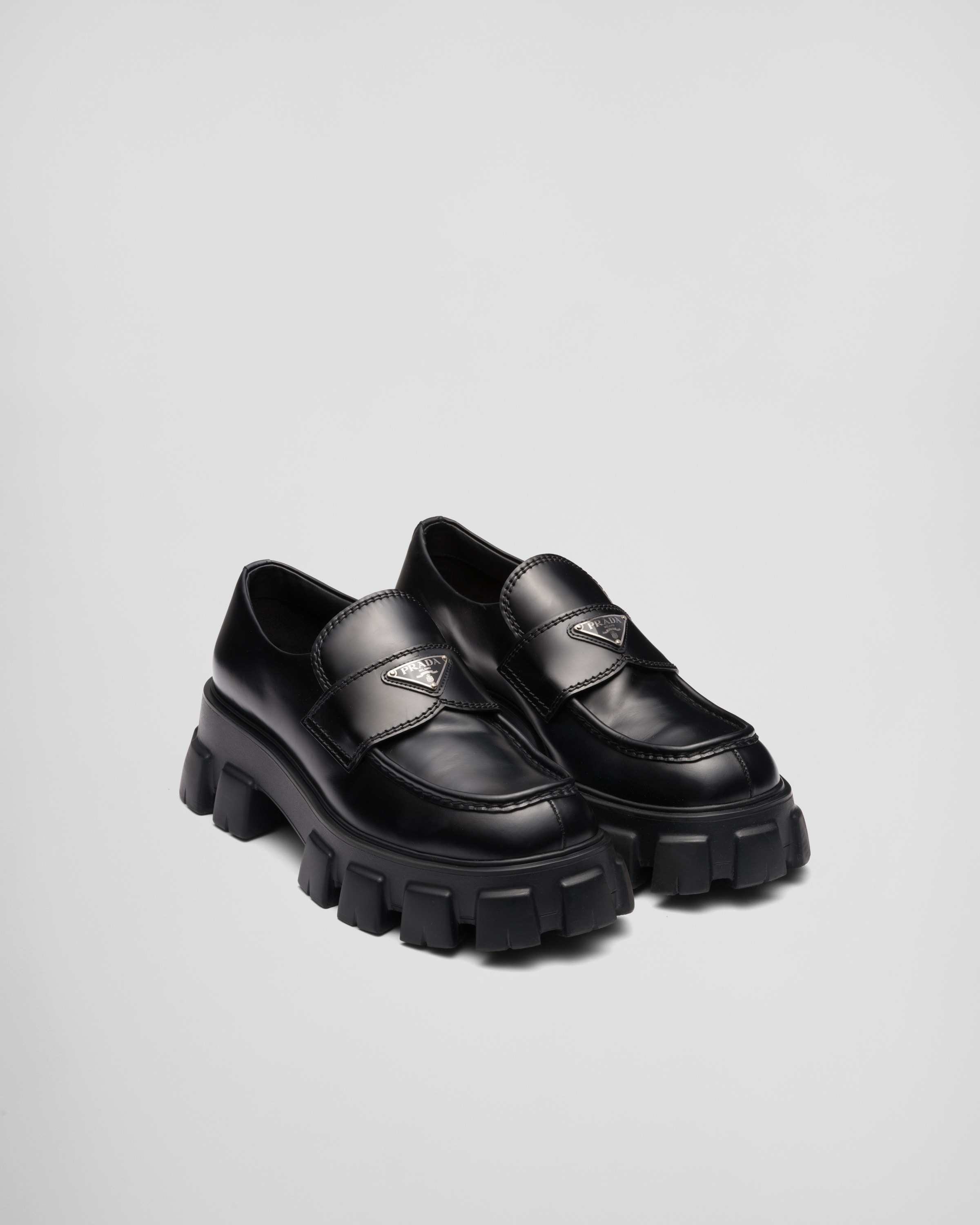 Лоферы Monolith из полированной кожи Prada, черный
Лоферы Monolith из полированной кожи Prada, черный