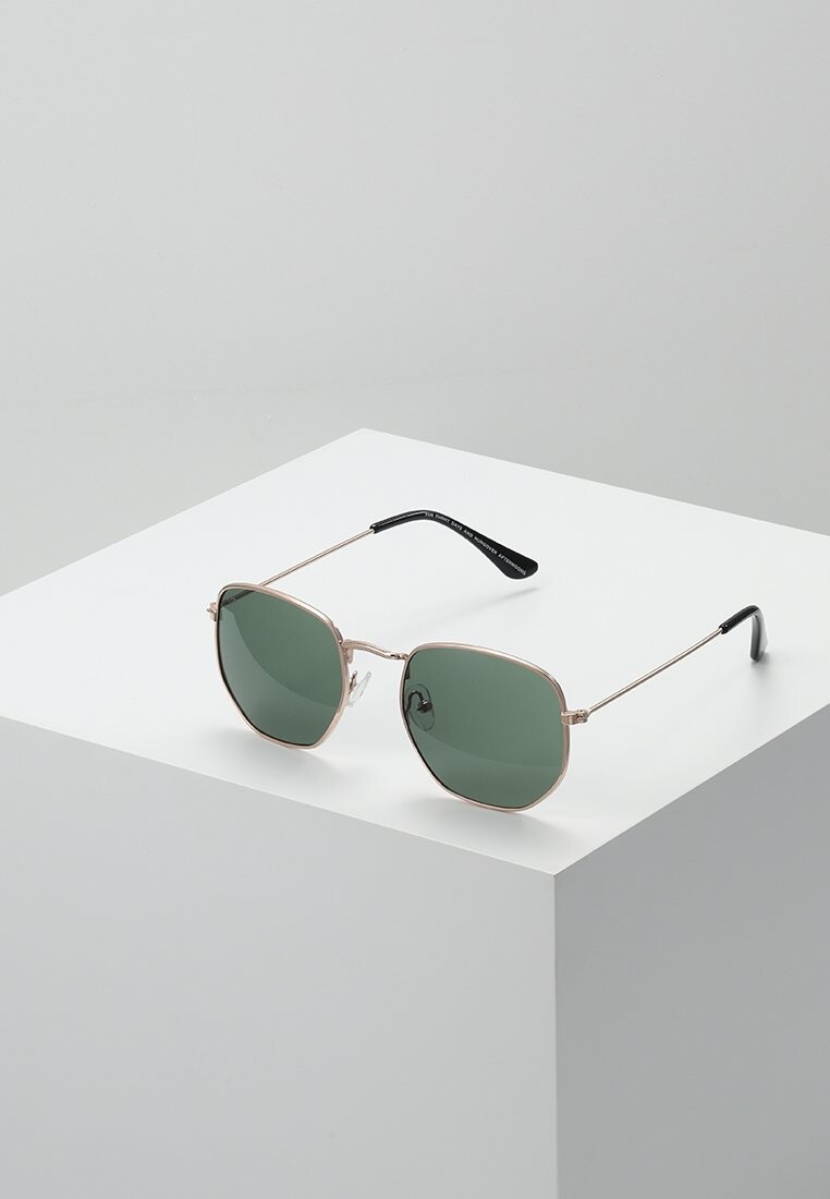 Солнцезащитные очки CHPO
Солнцезащитные очки CHPO