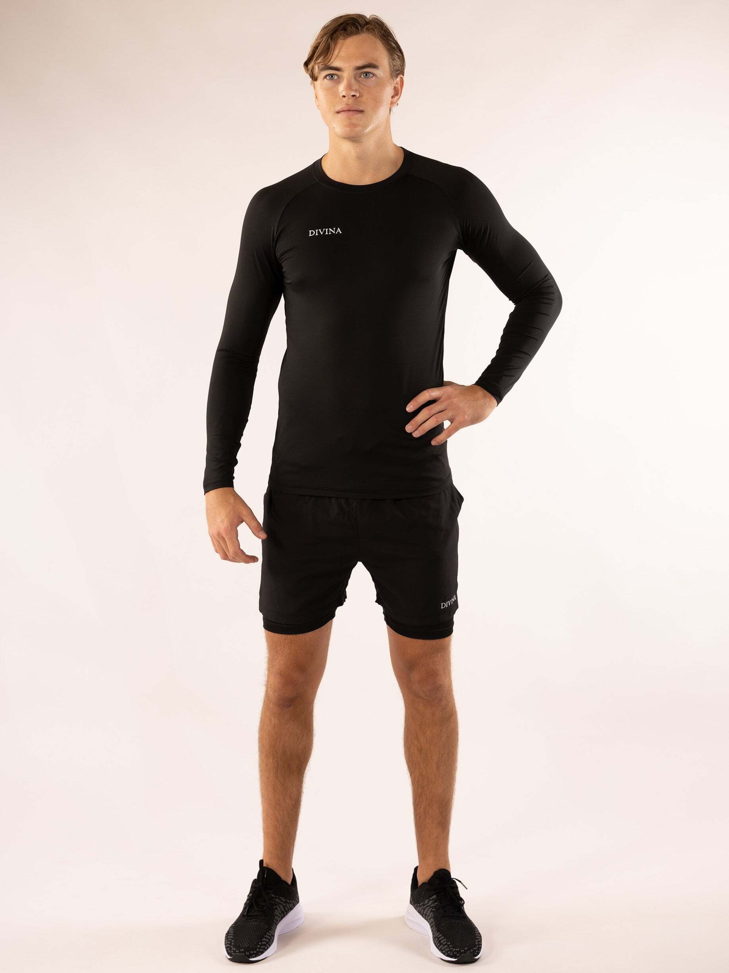 Divina Футболка для тренировок 'Honu' в черном цвете
Divina Футболка для тренировок 'Honu' в черном цвете