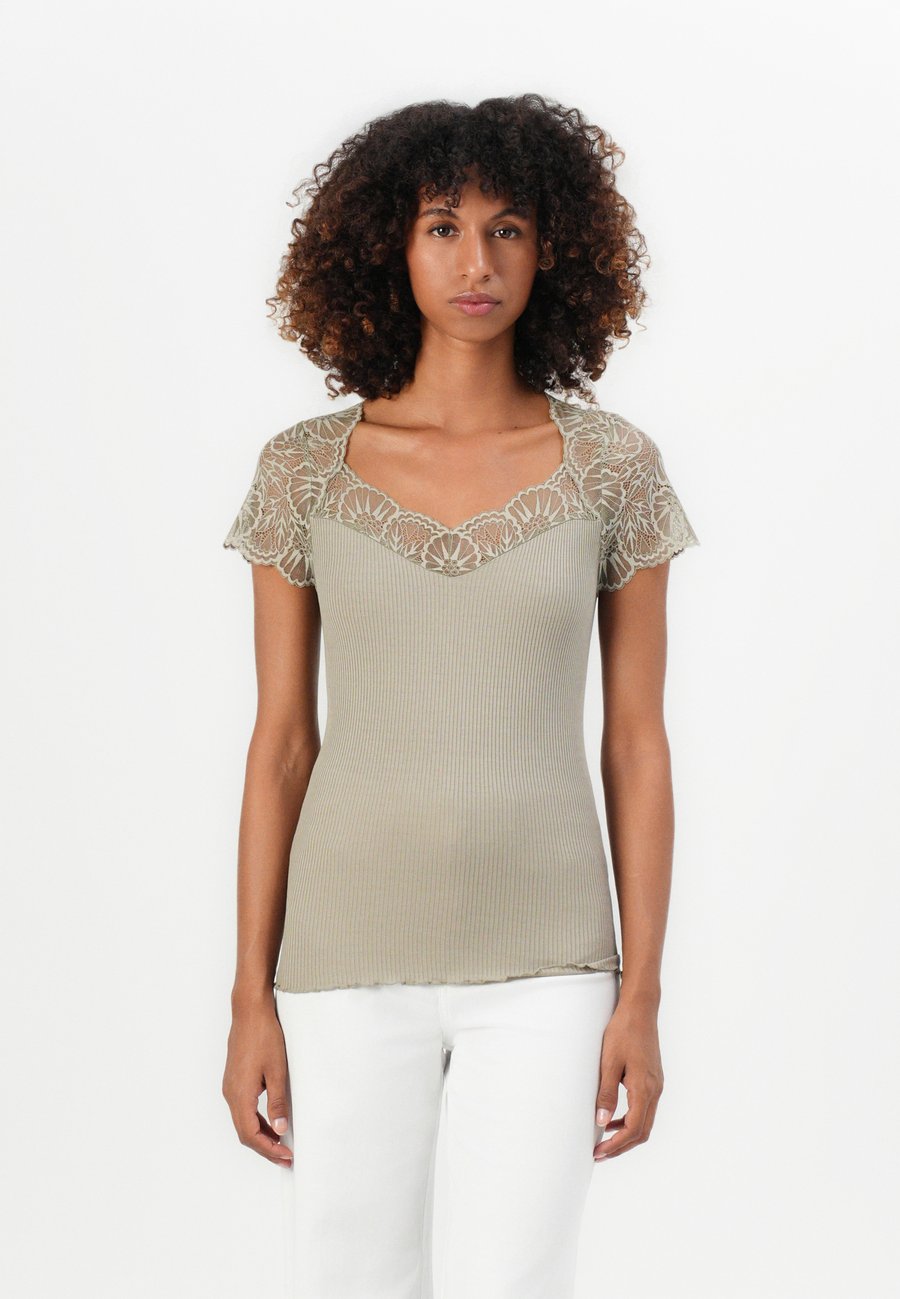 Футболка Rosemunde BEATHA CAP SLEEVE REGULAR, Laurel Oak/Light Brown, Коричневый, Футболка Rosemunde BEATHA CAP SLEEVE REGULAR, Laurel Oak/Light Brown
Футболка Rosemunde BEATHA CAP SLEEVE REGULAR, Laurel Oak/Light Brown, Коричневый, Футболка Rosemunde BEATHA CAP SLEEVE REGULAR, Laurel Oak/Light Brown