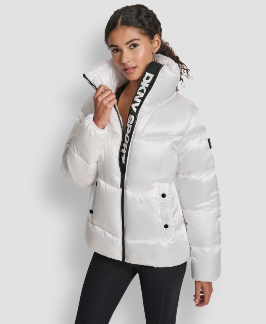 Женская стеганая куртка-пуховик с внутренней планкой и логотипом DKNY, Liquid White
Женская стеганая куртка-пуховик с внутренней планкой и логотипом DKNY, Liquid White