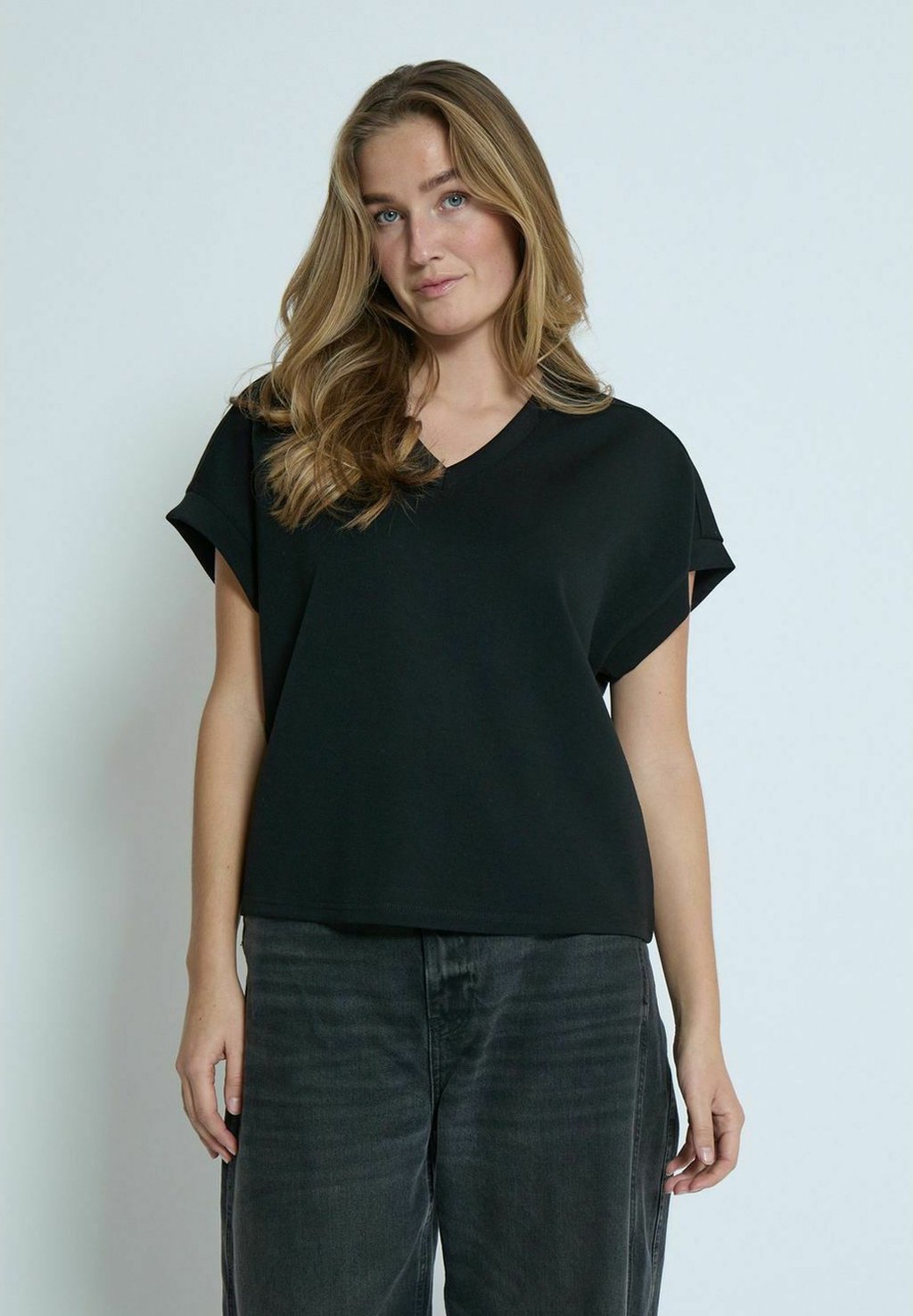 Базовая футболка V PEPPERCORN, черный
Базовая футболка V PEPPERCORN, черный