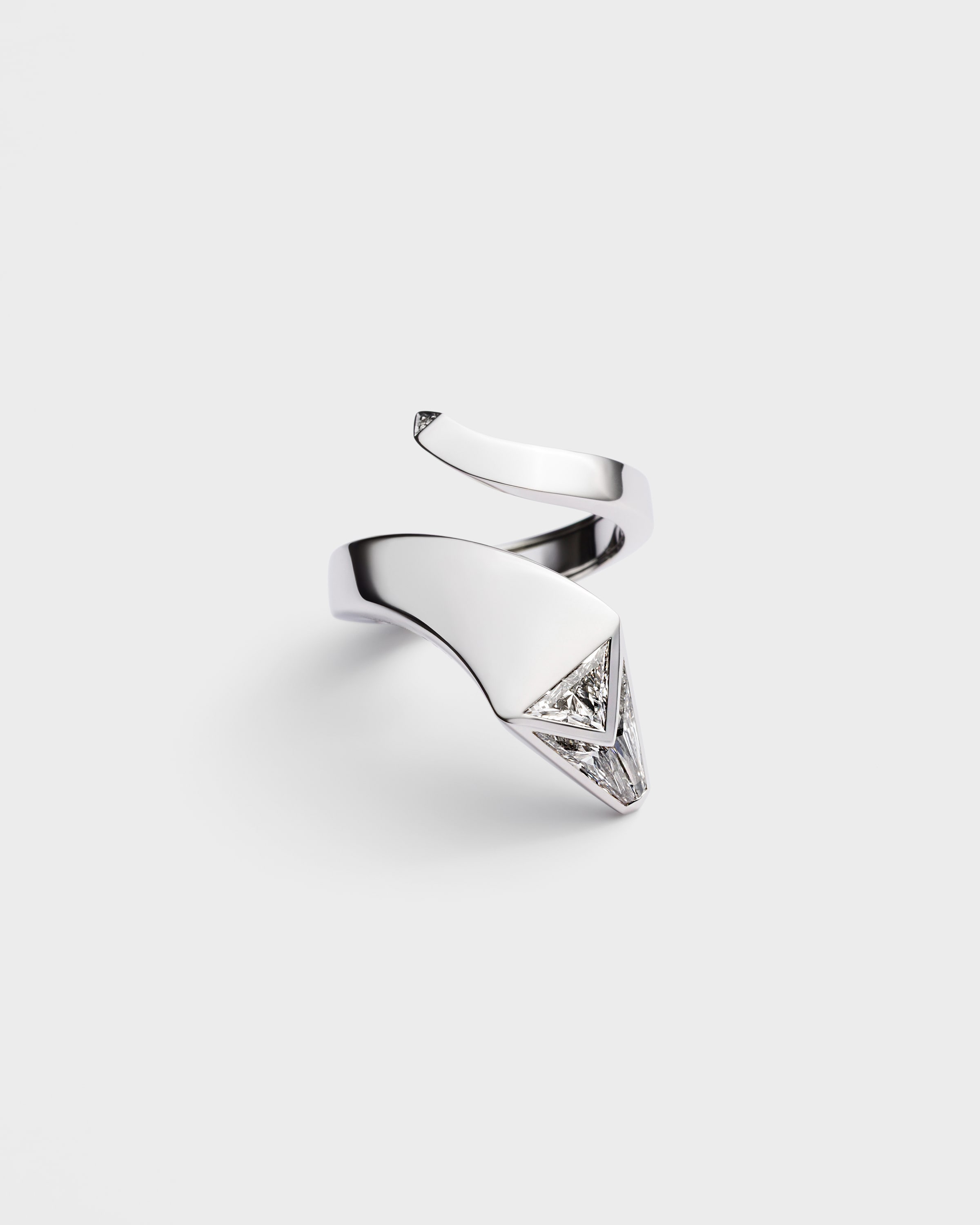 Кольцо Eternal Gold в виде змеи из белого золота с выращенными в лаборатории бриллиантами Prada, серебряный
Кольцо Eternal Gold в виде змеи из белого золота с выращенными в лаборатории бриллиантами Prada, серебряный