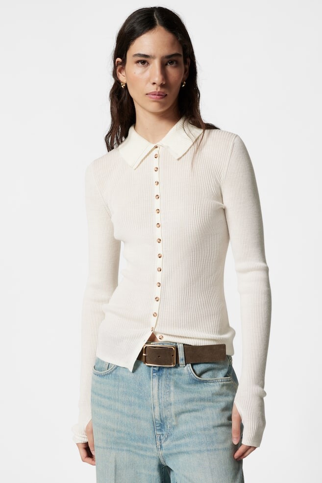 Топ в рубчик с планкой на пуговицах & Other Stories, бежевый
Топ в рубчик с планкой на пуговицах & Other Stories, бежевый