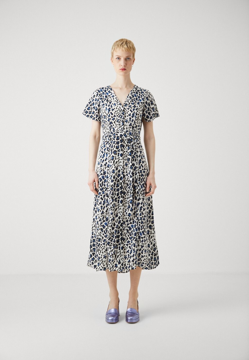 Платье-рубашка на талии VMSIDRA V NECK 7/8 DRESS Vero Moda, белый
Платье-рубашка на талии VMSIDRA V NECK 7/8 DRESS Vero Moda, белый