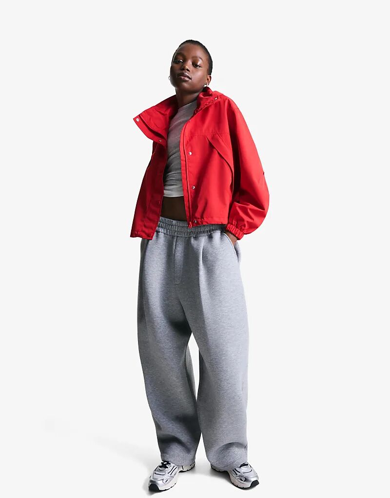 Техническая куртка Bershka с капюшоном красного цвета
Техническая куртка Bershka с капюшоном красного цвета